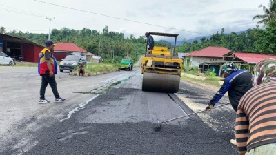 Attachment for Pemerintah Halmahera Selatan Gelontorkan Rp 8 Miliar Perbaiki Jalan Rusak