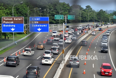 Attachment for Contraflow Dijalankan di Tol Jagorawi Menuju Puncak Saat Liburan Panjang